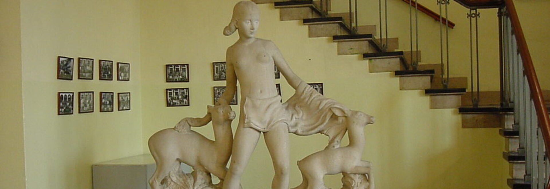 1940_-_Meisje_met_twee_hinden_-_euville_kalksteen_-_Meisjeslyceum_-_Amsterdam