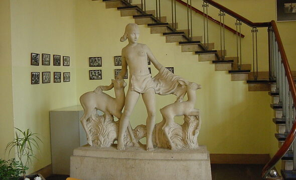 1940_-_Meisje_met_twee_hinden_-_euville_kalksteen_-_Meisjeslyceum_-_Amsterdam